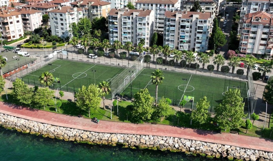 Kocaeli Büyükşehir Belediyesi, kent genelindeki futbol sahalarını modernize etmek için