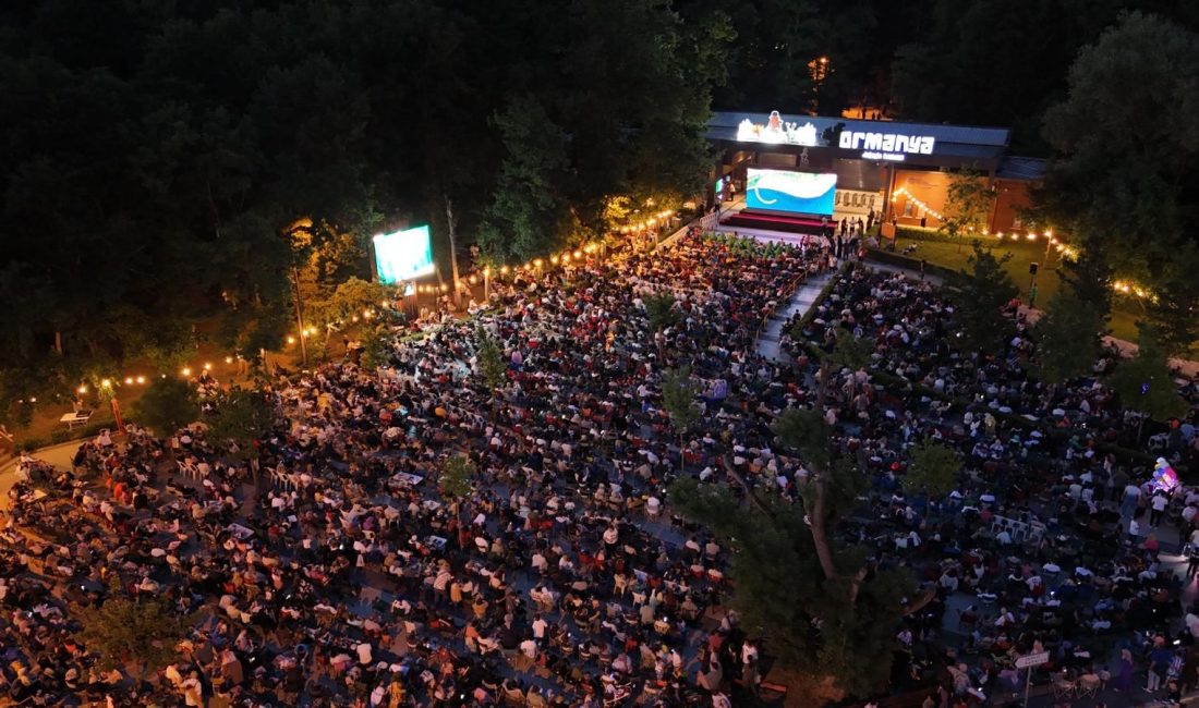 Kocaeli Büyükşehir Belediyesi'nin Ormanya'da düzenlediği "Gece Sineması" etkinliği, yaz akşamlarına
