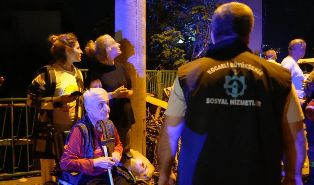 Kocaeli'nin İzmit ilçesinde iki katlı bir evin mutfak tavanından kopan