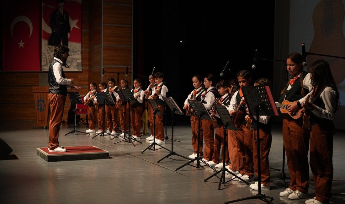 Kocaeli Büyükşehir Belediye Konservatuvarı öğrencileri, Gebze’de düzenlenen konserle izleyenlere unutulmaz