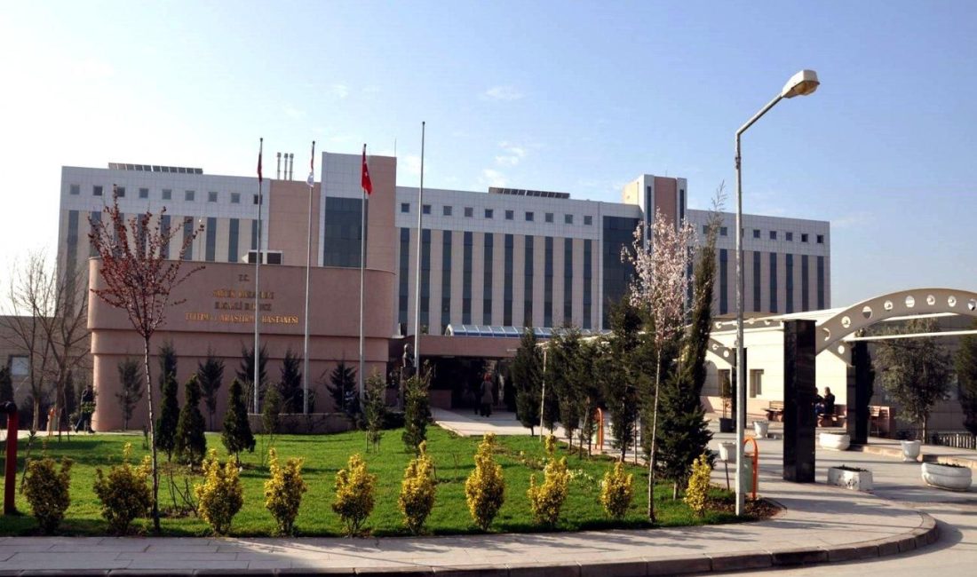 Derince Eğitim ve Araştırma Hastanesi Acil Servisi’nde görev yapan hemşire