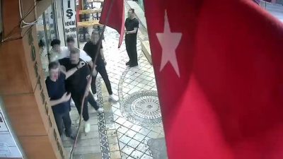 Kocaeli'nin İzmit ilçesinde bir mühendisi sokak ortasında tekme ve yumruklarla
