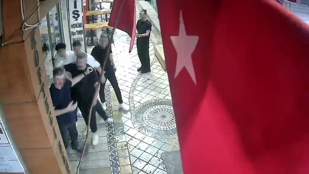 Kocaeli'nin İzmit ilçesinde bir mühendisi sokak ortasında tekme ve yumruklarla