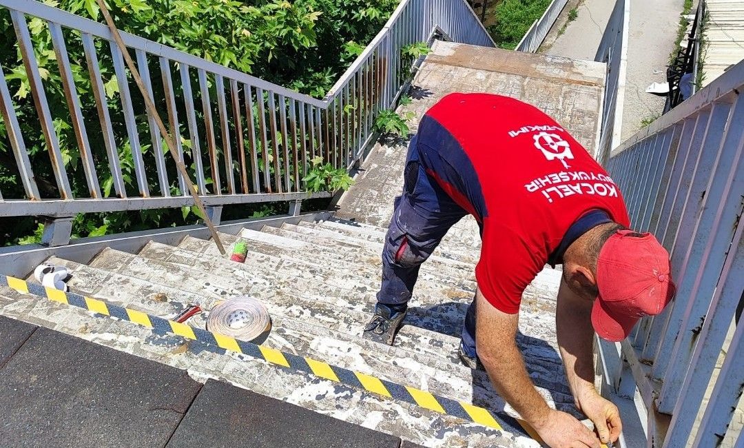 Kocaeli Büyükşehir Belediyesi, kent genelindeki yaya güvenliğini ve estetiği artırmak