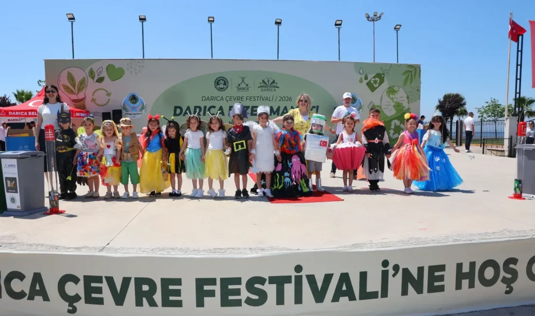 Kocaeli'nin Darıca ilçesinde düzenlenen çevre festivalinde öğrencilerin geri dönüşüm malzemelerinden