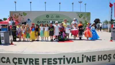 Kocaeli'nin Darıca ilçesinde düzenlenen çevre festivalinde öğrencilerin geri dönüşüm malzemelerinden