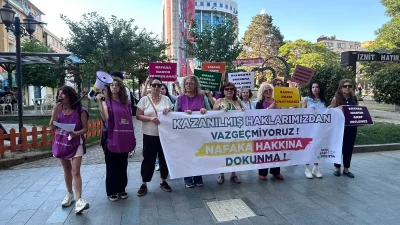 Kocaeli Kadın Platformu, İzmit’te düzenlediği basın açıklamasıyla nafaka hakkına yönelik