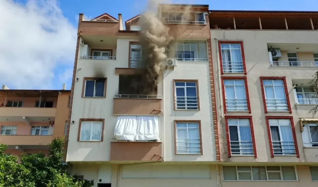 Kocaeli'nin Kandıra ilçesinde bir apartman dairesinde çıkan yangın kısa süreli