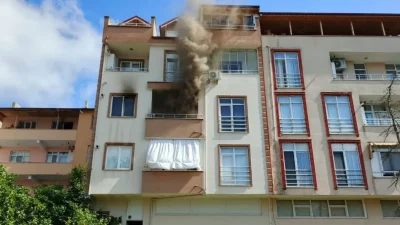 Kocaeli'nin Kandıra ilçesinde bir apartman dairesinde çıkan yangın kısa süreli