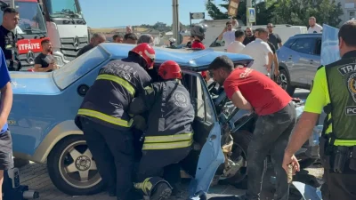 Kocaeli'nin Darıca ilçesinde ardı ardına şerit değiştiren bir sürücünün kontrolünü