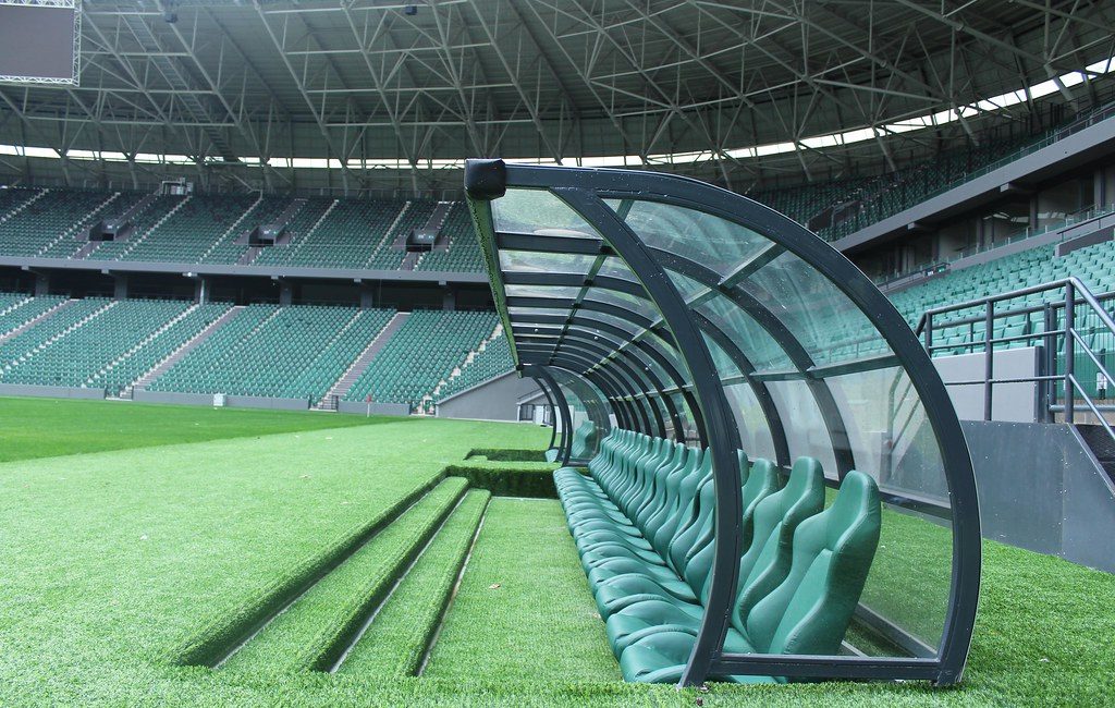Kocaelispor'un maçlarına ev sahipliği yapan Kocaeli Stadyumu'nda kırılan 1.057 koltuk