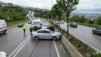 İzmit Umuttepe Yolu üzerinde meydana gelen trafik kazasında kontrolden çıkan