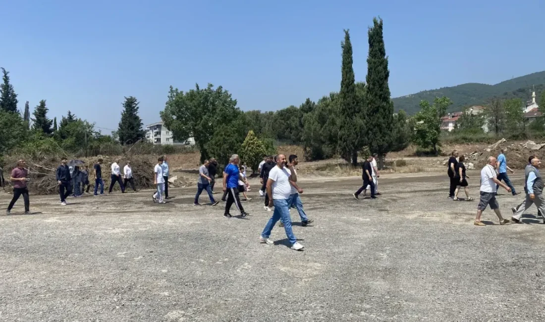 Kocaeli'nin Körfez ilçesinde yapılması planlanan tır parkına karşı yüzlerce kişinin