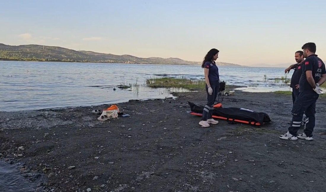 Sakarya’nın Sapanca ilçesinde gölde şnorkel ve deniz gözlüğüyle suya giren