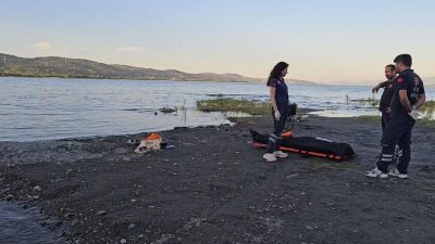 Sakarya’nın Sapanca ilçesinde gölde şnorkel ve deniz gözlüğüyle suya giren
