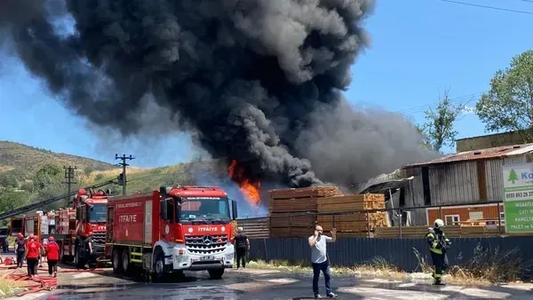 Kocaeli'nin Körfez ve Derince ilçe sınırındaki boya fabrikasında çıkan ve
