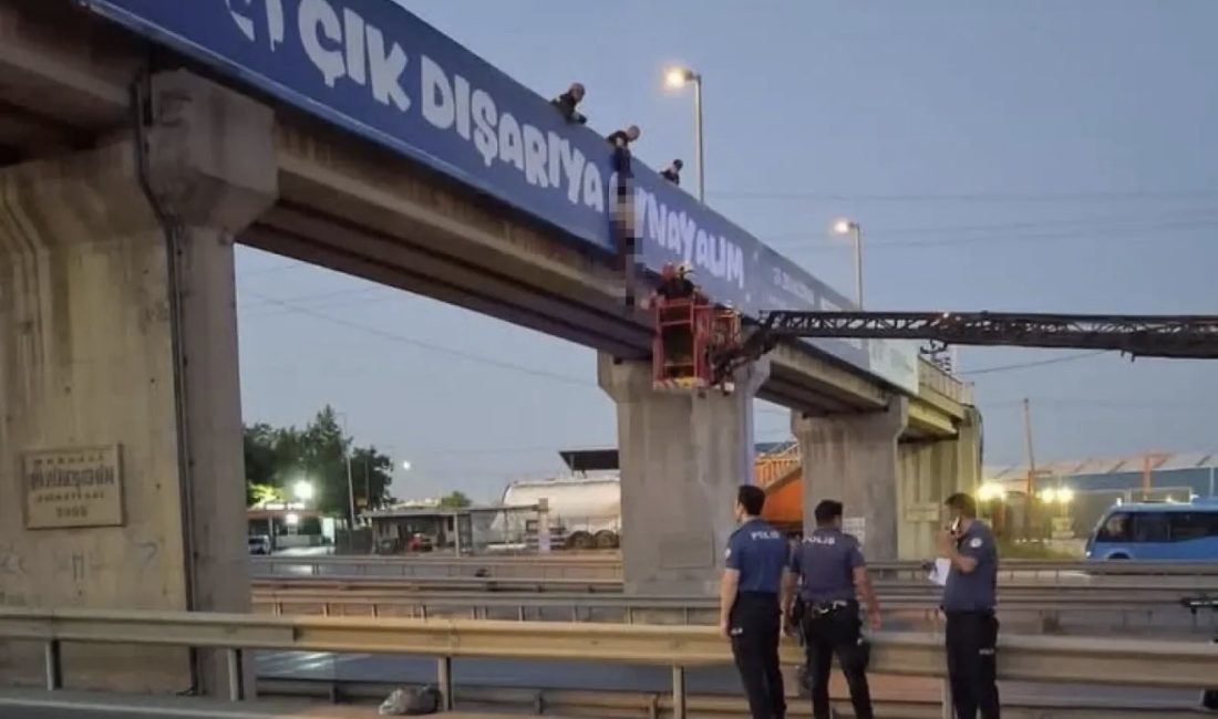Kocaeli’nin Gebze ilçesinde D-100 Karayolu üzerindeki üst geçitte bir erkek,