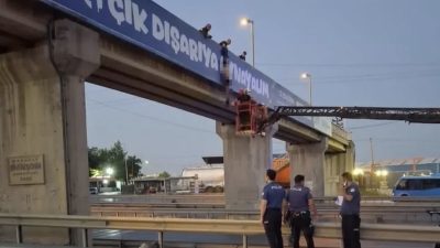 Kocaeli’nin Gebze ilçesinde D-100 Karayolu üzerindeki üst geçitte bir erkek,