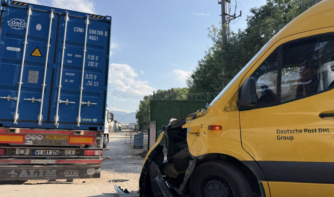 Kocaeli’nin Kartepe ilçesinde bulunan EBL Antrepo girişinde meydana gelen trafik