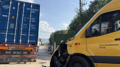 Kocaeli’nin Kartepe ilçesinde bulunan EBL Antrepo girişinde meydana gelen trafik
