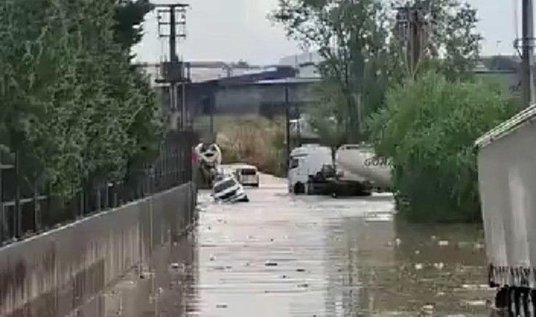 Kocaeli’de etkili olan şiddetli sağanak yağış, cadde ve sokakları göle
