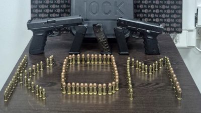 Kocaeli’nin Gebze ilçesinde düzenlenen operasyonda 2 ruhsatsız tabanca ve çok