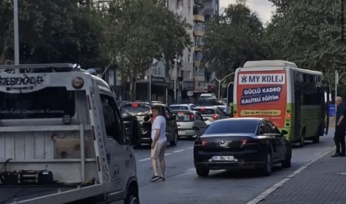 Kocaeli’nin Gölcük ilçesinde motokurye ile otomobilin çarpıştığı kazada motosiklet sürücüsü