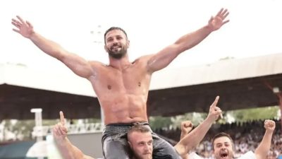 665. Tarihi Kırkpınar Yağlı Güreşleri’nde başaltı boyunda şampiyon olan Karamürselli