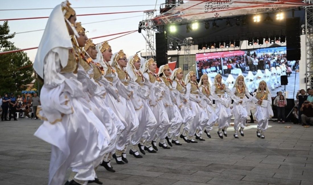 Kartepe’de bu yıl üçüncüsü düzenlenen Uluslararası Balkan Halk Oyunları Festivali,
