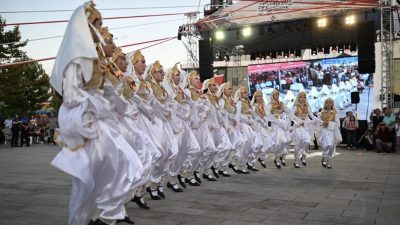 Kartepe’de bu yıl üçüncüsü düzenlenen Uluslararası Balkan Halk Oyunları Festivali,