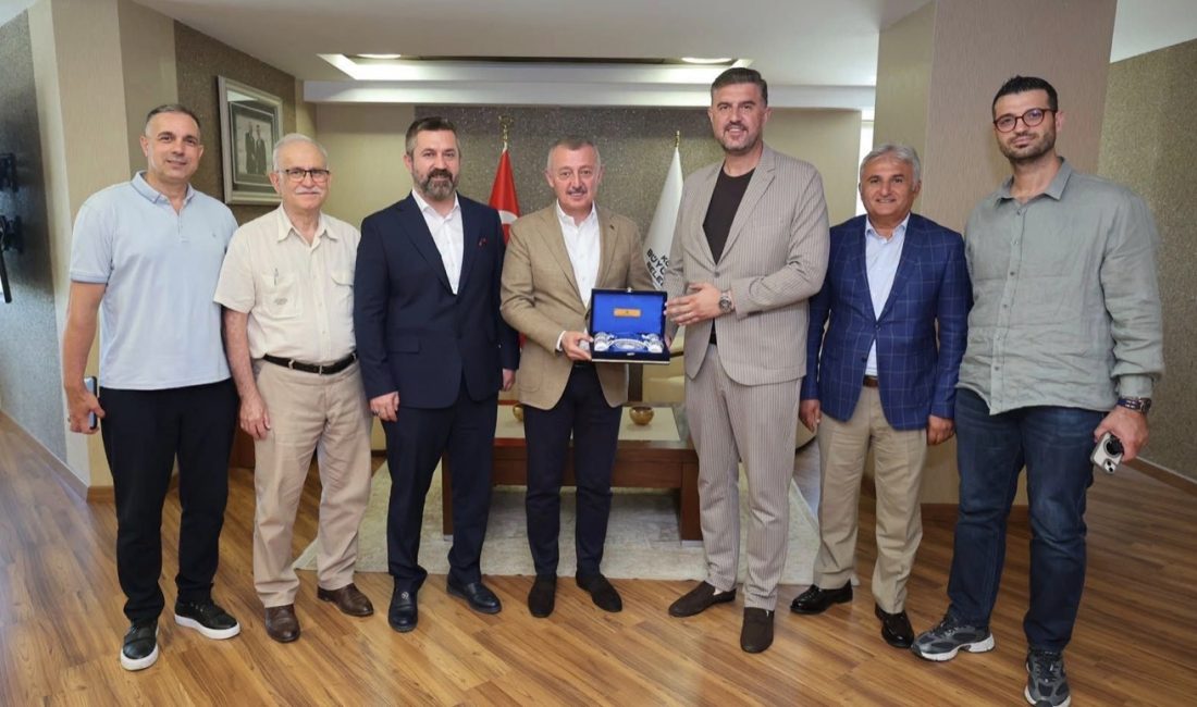  Kocaeli Büyükşehir Belediye Başkanı Tahir Büyükakın, kentte faaliyet gösteren