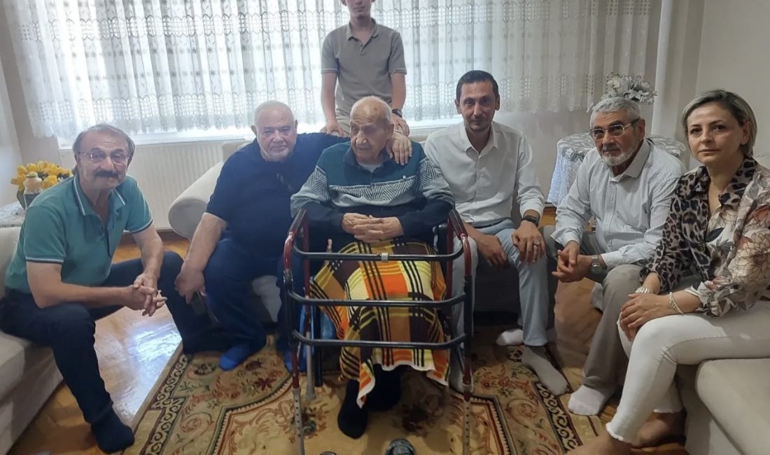 MHP İzmit İlçe Başkanı Av. S. Semih Türeyen ve yönetim