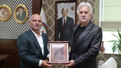 Devlet Tiyatroları Genel Müdürü Tamer Karadağlı, Körfez Belediye Başkanı Şener