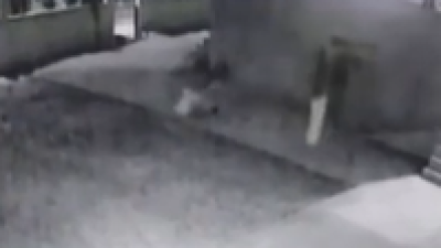 Kocaeli İzmit’te bir cami avlusunda uygunsuz davranışlarda bulunan iki genç,