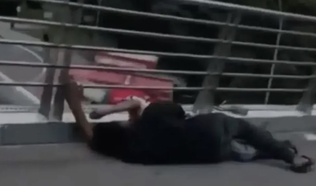 İzmit Halkevi Köprüsü’nde kamuya açık alanda sergiledikleri uygunsuz davranışlarla tepki