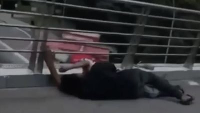İzmit Halkevi Köprüsü’nde kamuya açık alanda sergiledikleri uygunsuz davranışlarla tepki