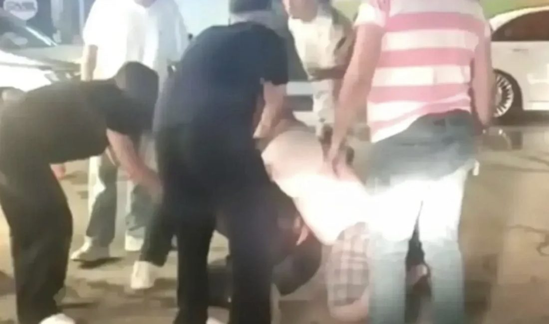 Kocaeli’nin İzmit ilçesindeki Cumhuriyet Parkı’nda çıkan kavgada bir kişi bıçaklanarak