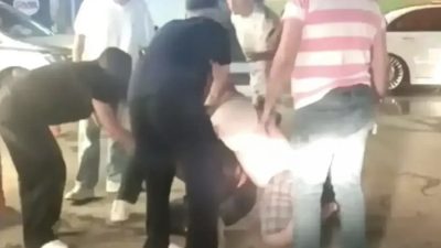 Kocaeli’nin İzmit ilçesindeki Cumhuriyet Parkı’nda çıkan kavgada bir kişi bıçaklanarak