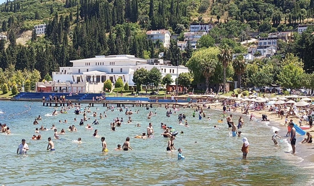 Kocaeli’de hava sıcaklığının 29 dereceye ulaşmasıyla vatandaşlar serinlemek için sahillere