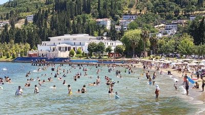Kocaeli’de hava sıcaklığının 29 dereceye ulaşmasıyla vatandaşlar serinlemek için sahillere