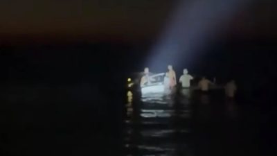 Kocaeli’nin Kandıra ilçesinde kontrolden çıkan otomobil, tatilcilerin çadır kurduğu kumsalı
