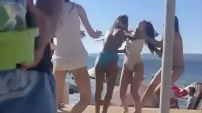 Kocaeli’nin Karamürsel ilçesindeki Ereğli Kumyalı Plajı’nda kadınlar arasında çıkan tartışma