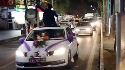 Kocaeli’nin Derince ilçesinde düğün konvoyuyla yolu kapatarak trafik akışını tehlikeye