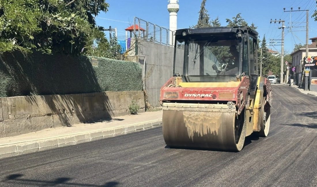 Gebze Belediyesi, Pelitli Mahallesi Atatürk Caddesi’nde yürüttüğü asfalt yenileme çalışmalarını