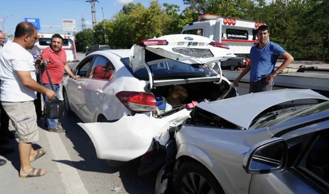 Kocaeli’nin İzmit ilçesinde D-100 Karayolu’nda trafiğin yavaşlaması sonucu meydana gelen