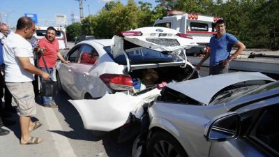 Kocaeli’nin İzmit ilçesinde D-100 Karayolu’nda trafiğin yavaşlaması sonucu meydana gelen
