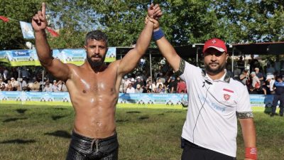 Kocaeli Büyükşehir Belediyesi Kağıtspor’un milli başpehlivanı Seçkin Duman, Kandıra’da düzenlenen