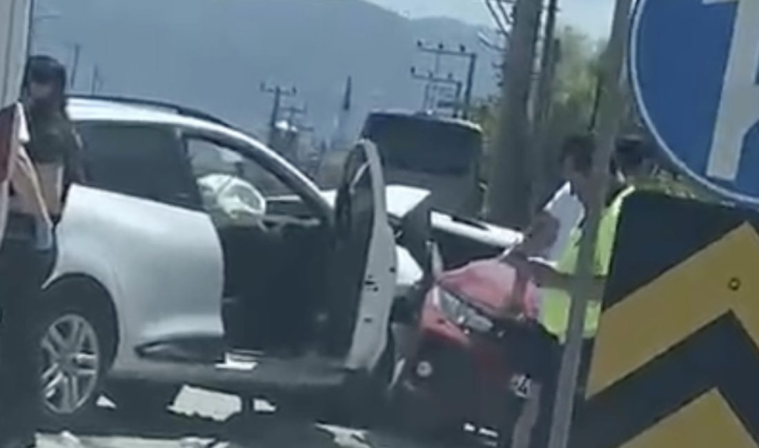  Kocaeli’nin İzmit ilçesindeki Otogar Kavşağı’nda iki otomobilin çarpıştığı trafik