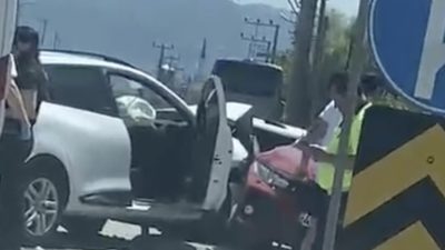  Kocaeli’nin İzmit ilçesindeki Otogar Kavşağı’nda iki otomobilin çarpıştığı trafik