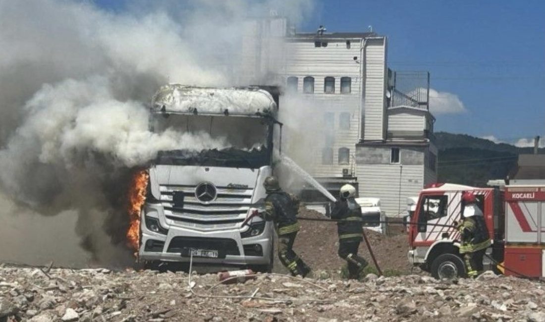 Kocaeli’nin Körfez ilçesindeki TIR Parkı’nda park halindeki bir çekicide çıkan